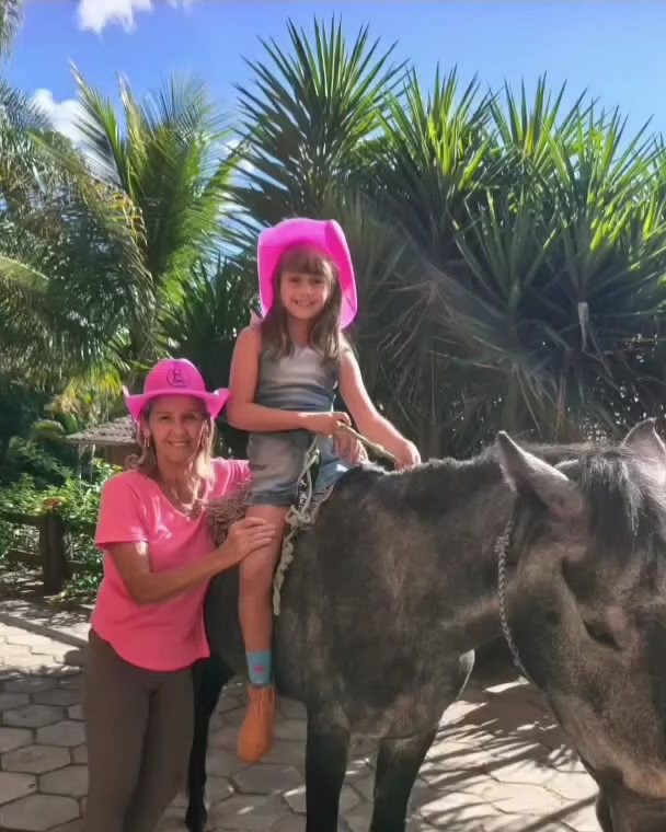 Aniversariante no cavalinho durante a Festa na Fazenda no Quintal