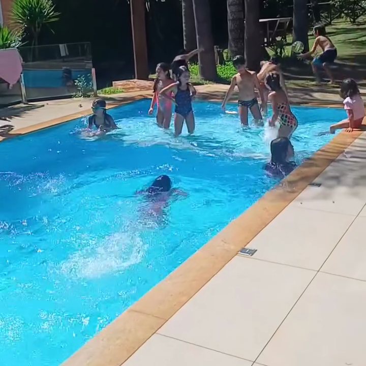 Crianças brincando na piscina do Quintal
