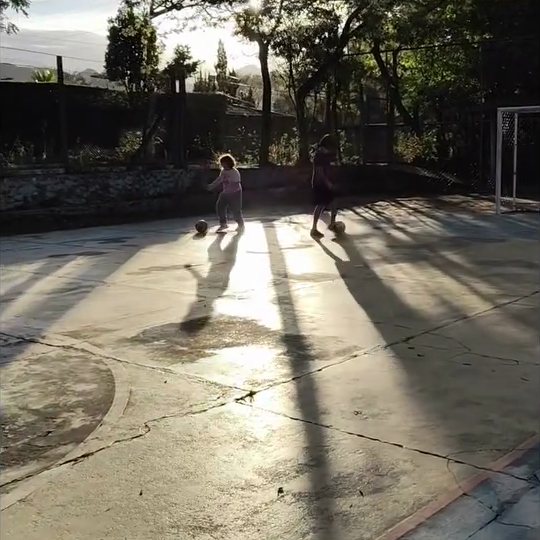 Quadra ao ar livre no fim de tarde
